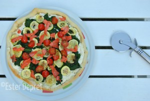 Homemade pizza met ricotta en spinazie