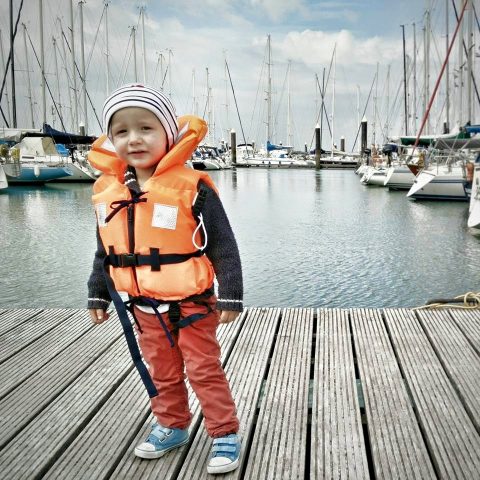 Op zee zeilen met kinderen voor de kust van Oostende