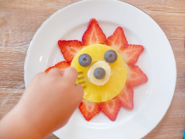 simpele foodart voor kinderen met fruit (ananas, aardbei en blauwe bes)
