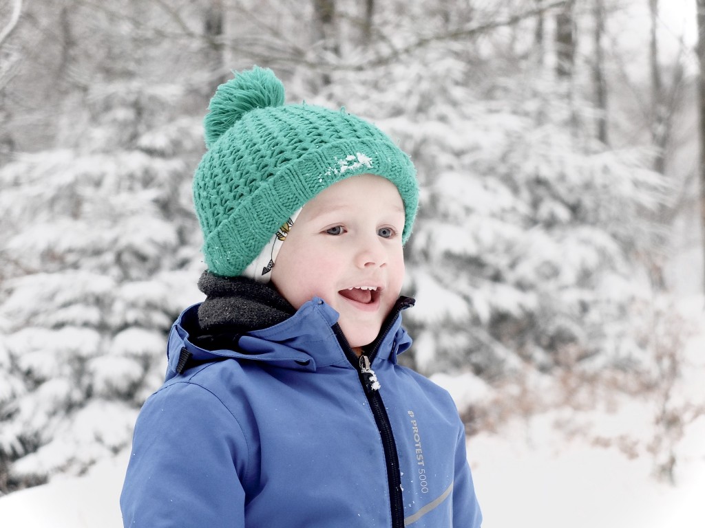 diepe sneeuw in Belgie voor jonge kinderen, Ski club van Spa met de slee