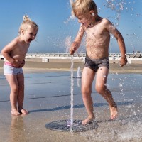 kinderen spelen bij fontein op zeeheldenplein oostende