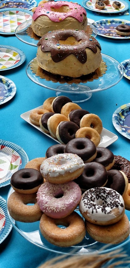 huge donut cake - kinderfeest verjaardag