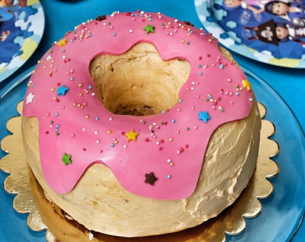 huge donut cake verjaardagstaart voor kinderen