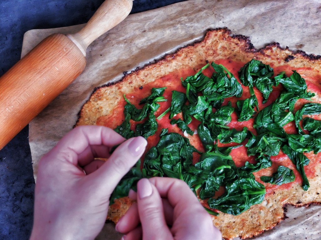 Bloemkoolpizza met spinazie: recept