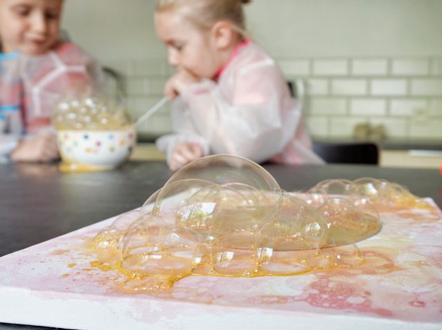 knutselen: schilderen met zeepbellen en verf